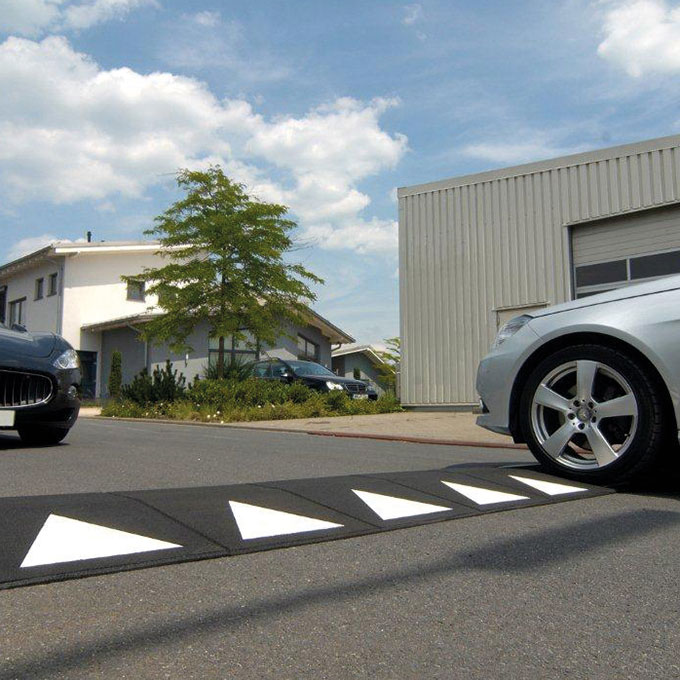 Überfahrrampe aus Gummigranulat, inkl. Reflektoren