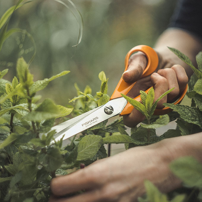 251.210_Universal-/Gewebeschere FISKARS